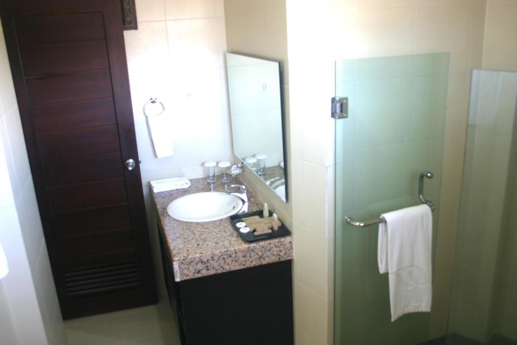 Royal Mamberamo Hotel Sorong Quarto foto